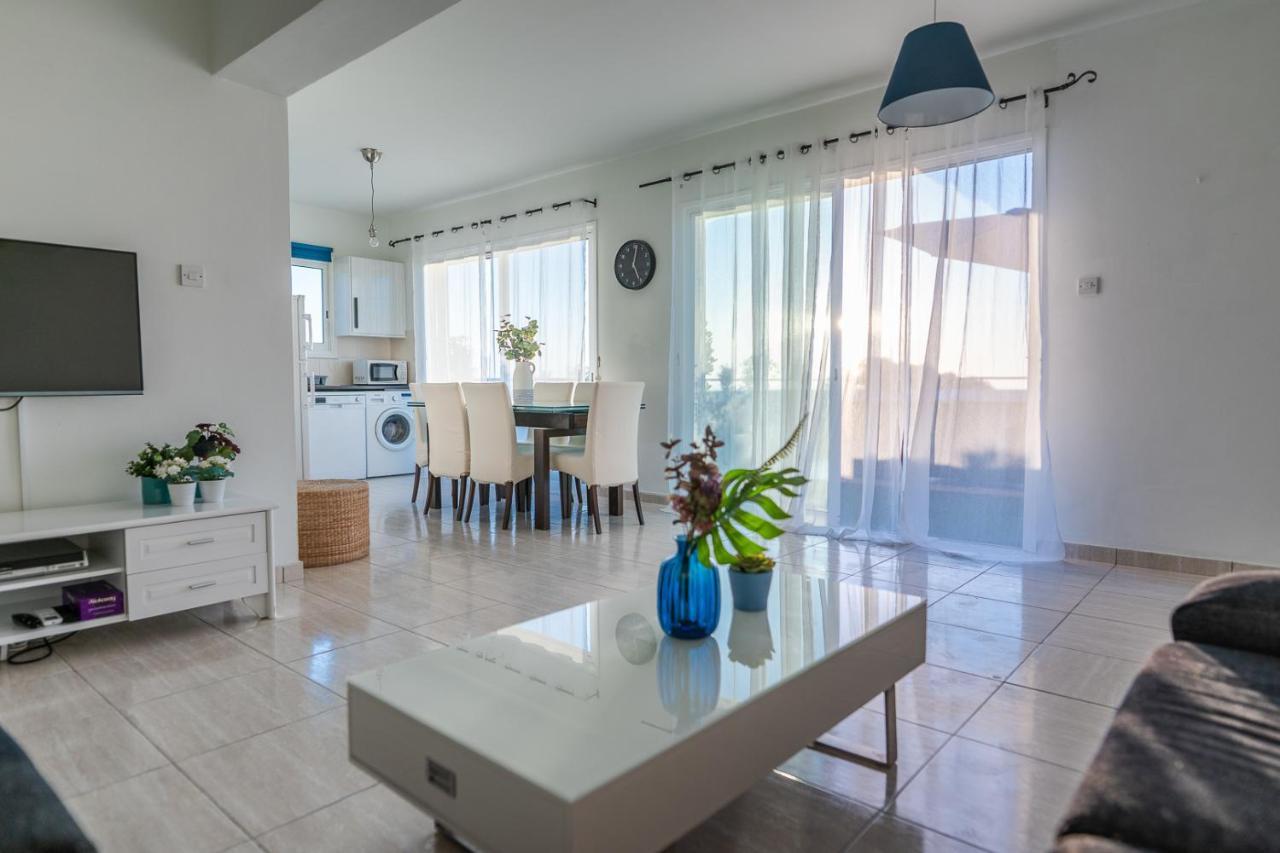 Makenzy Seaview Penthouse Apartment Larnaca Bagian luar foto