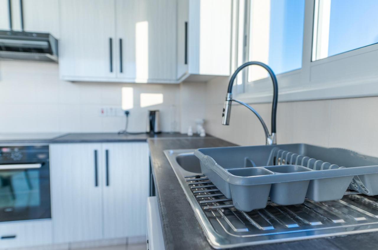 Makenzy Seaview Penthouse Apartment Larnaca Bagian luar foto