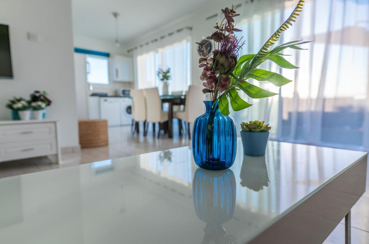 Makenzy Seaview Penthouse Apartment Larnaca Bagian luar foto