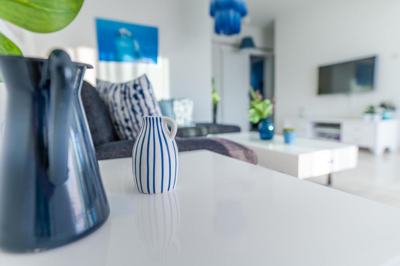 Makenzy Seaview Penthouse Apartment Larnaca Bagian luar foto