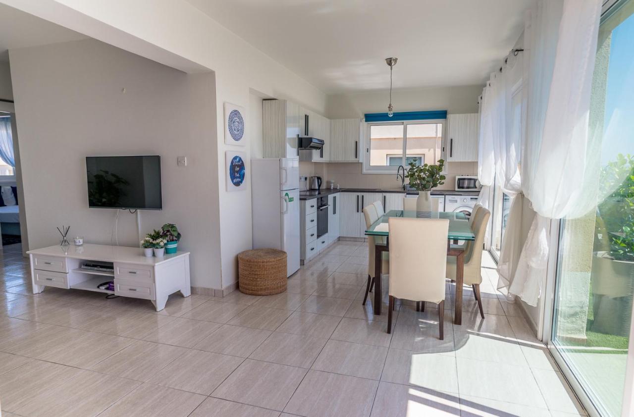 Makenzy Seaview Penthouse Apartment Larnaca Bagian luar foto