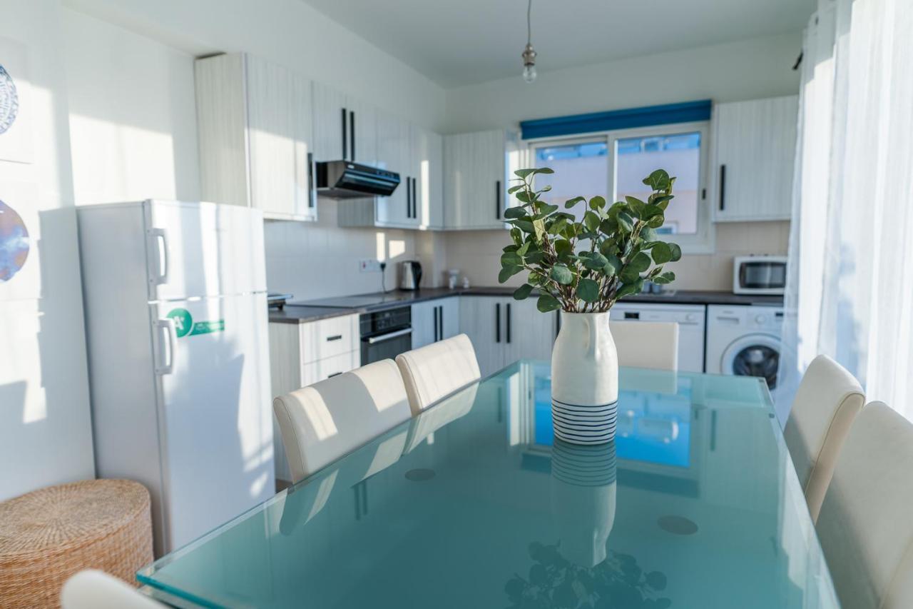 Makenzy Seaview Penthouse Apartment Larnaca Bagian luar foto