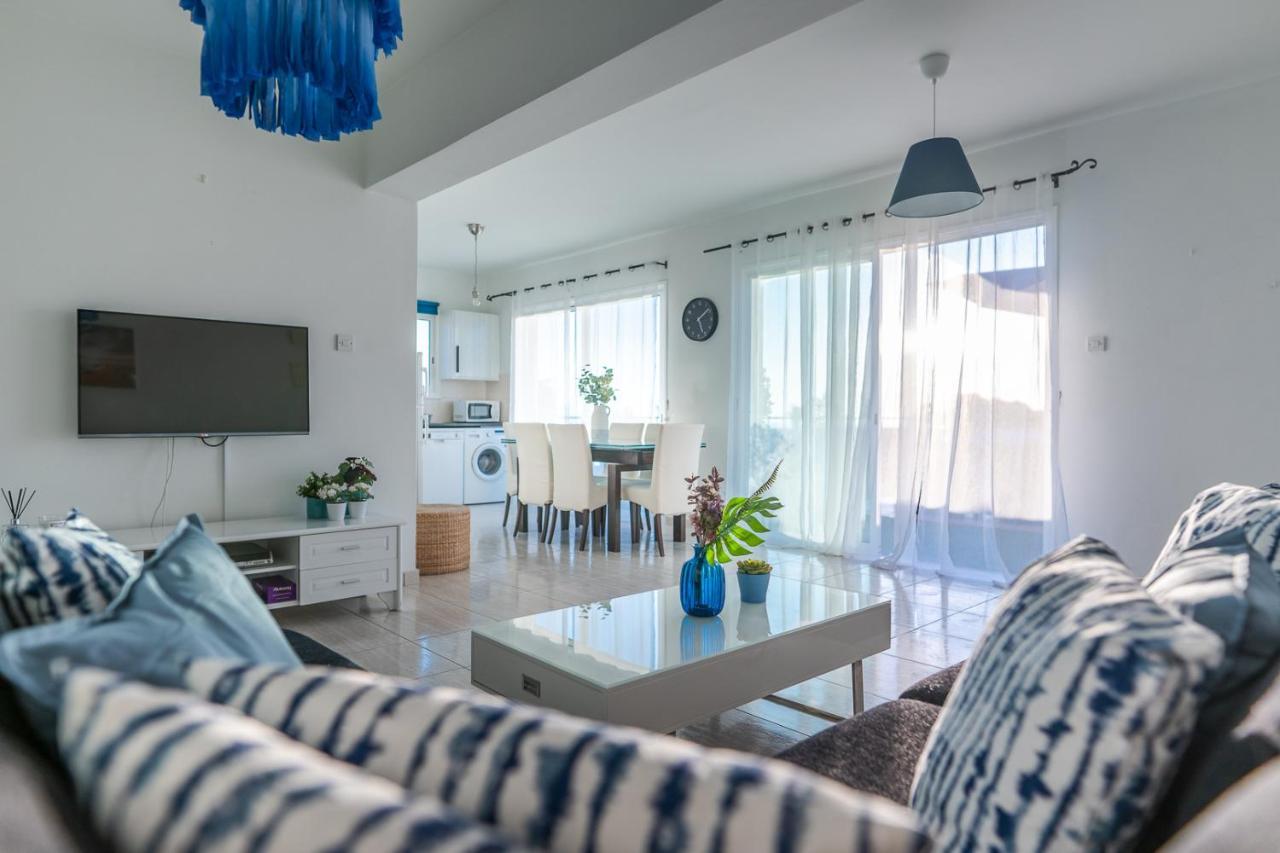 Makenzy Seaview Penthouse Apartment Larnaca Bagian luar foto